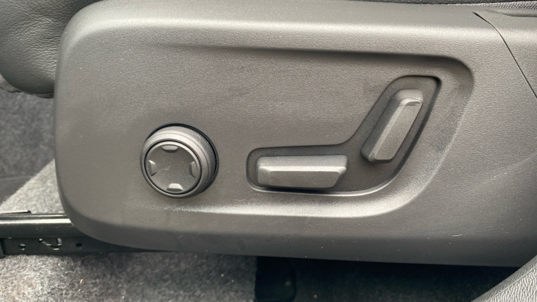 Volvo XC40 2.0 B4P Ultra Dark 5dr Auto Petrol Estate